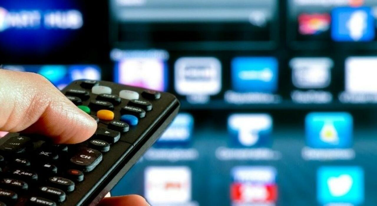 Pezzotto, lo usano quasi 4 italiani su 10: dal calcio al cinema, un buco da 2 miliardi di euro Pezzotto, lo usano quasi 4 italiani su 10: dal calcio al cinema, un buco da 2 miliardi di euro