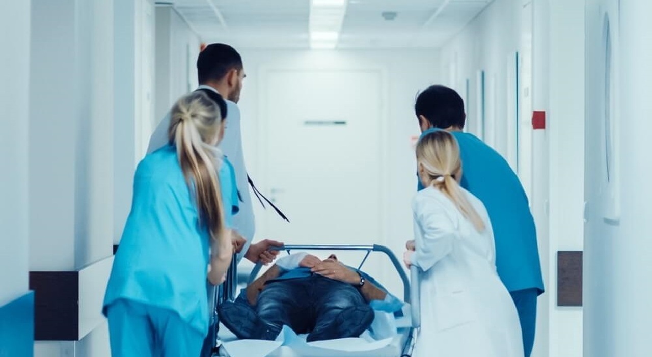urbino infermiere prese a calci e pugni da una paziente in corsia servono i bodyguard due mesi fa un sanitario massacrato in psichiatria