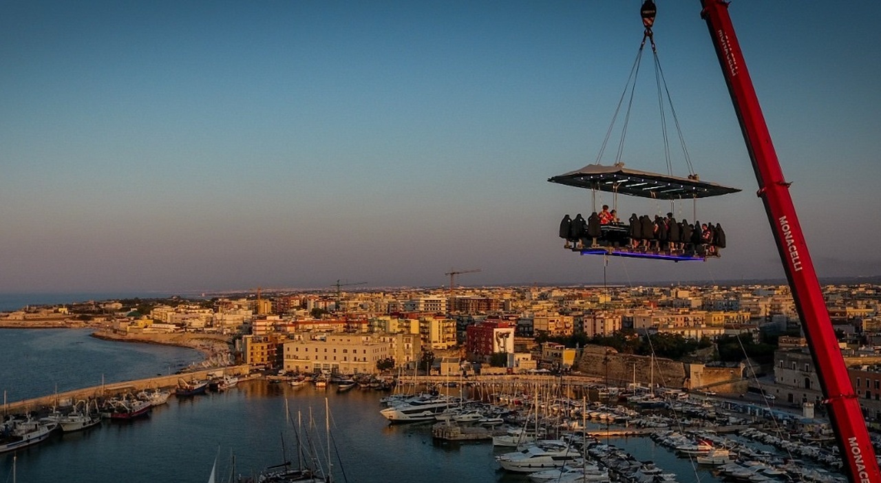 Per la prima volta a Brindisi la ?Cena in aria? a 50 metri di altezza sul porto: cibo gourmet e vista mozzafiato Per la prima volta a Brindisi la ?Cena in aria? a 50 metri di altezza sul porto: cibo gourmet e vista mozzafiato