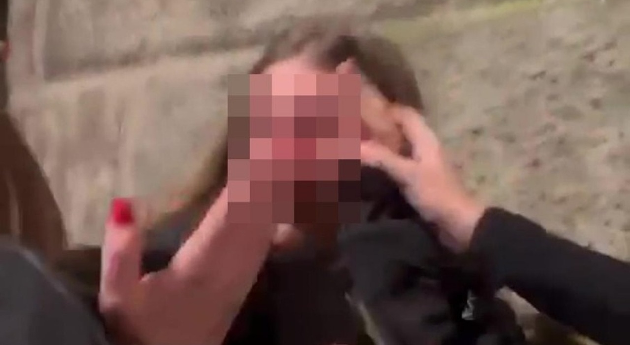 Schiaffi, insulti e minacce alla compagna di classe, 15enne ammonita dal questore. La violenza veniva ripresa dai ragazzi e condivisa sui social Schiaffi, insulti e minacce alla compagna di classe, 15enne ammonita dal questore. La violenza veniva ripresa dai ragazzi e condivisa sui social