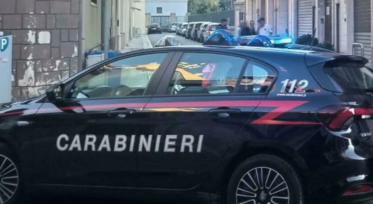 Uomo trovato morto in auto in pieno centro: indagano i carabinieri Uomo trovato morto in auto in pieno centro: indagano i carabinieri