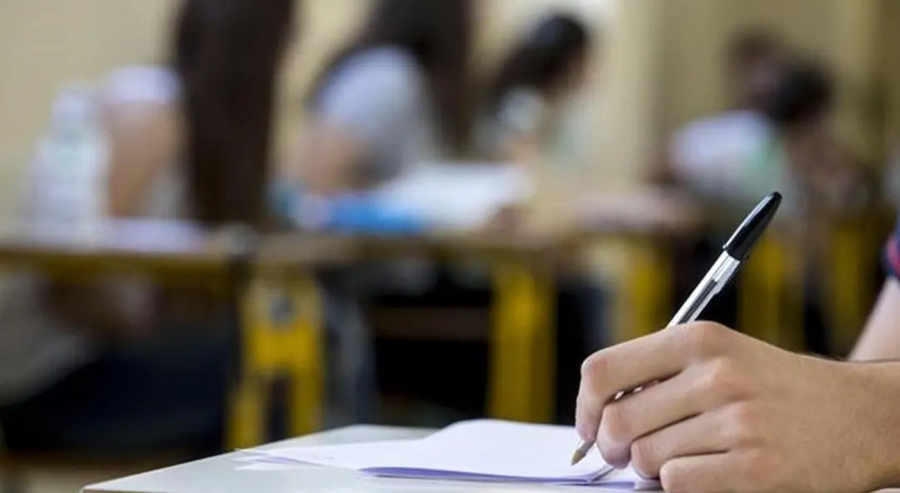 https://statics.cedscdn.it/photos/MED_HIGH/2025/06/19/8907889_19152616_studenti_liceo_ansa.jpg