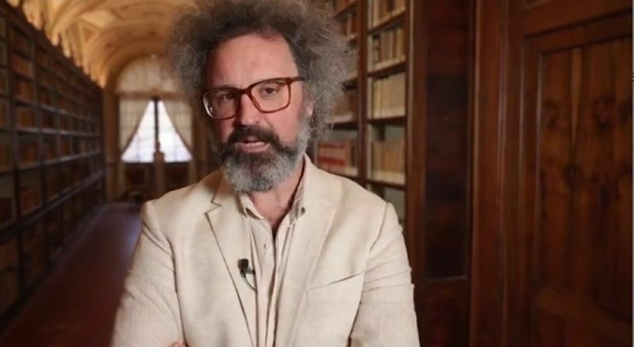 https://statics.cedscdn.it/photos/MED_HIGH/2025/06/19/8907972_19164730_cristicchi_musicultura.jpg
