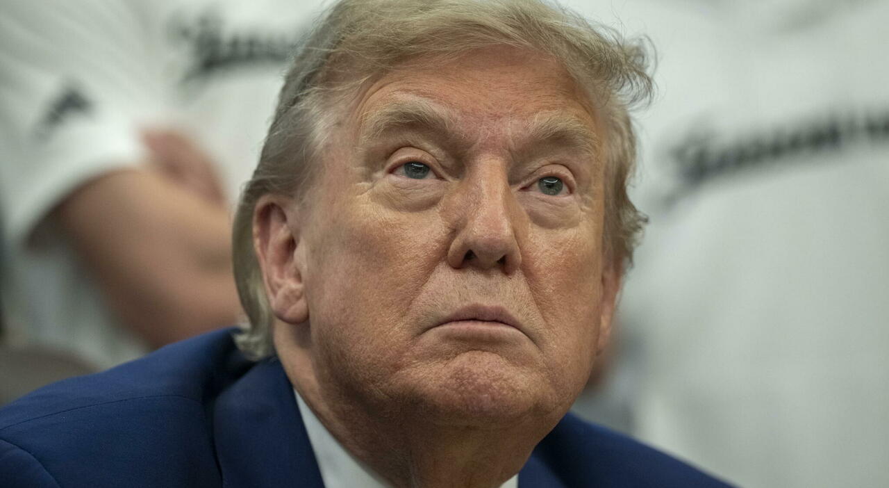 https://statics.cedscdn.it/photos/MED_HIGH/2025/06/19/8908021_19175105_trump_gaffe_g7_lapsus_fogli_volenti.jpg