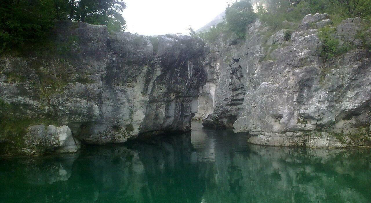 fa il bagno nel fiume astico ma lacqua 232 troppo fredda 20enne stroncato da un malore