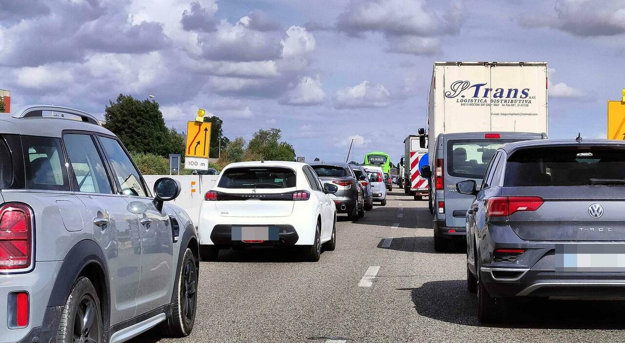 maxi incidente sulla brindisi lecce coinvolto anche un blindato lunghe code di auto verso sud