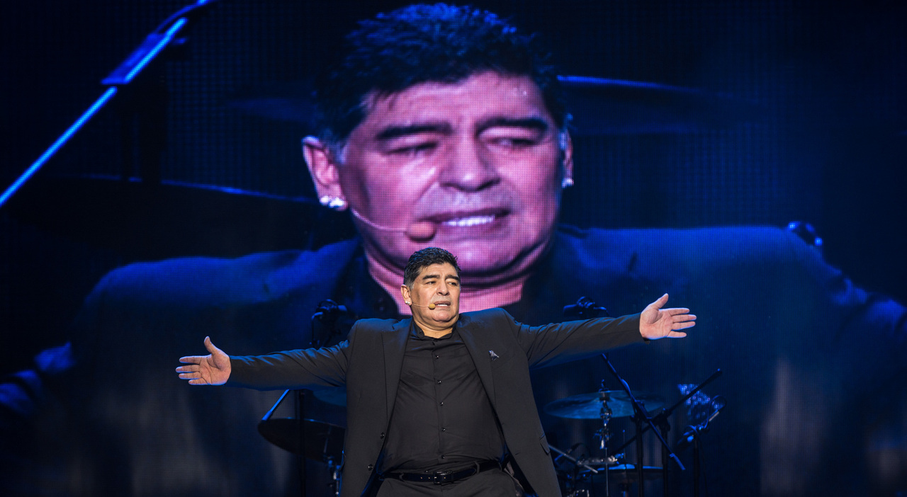 https://statics.cedscdn.it/photos/MED_HIGH/2025/06/19/8908287_19214957_maradona.jpg