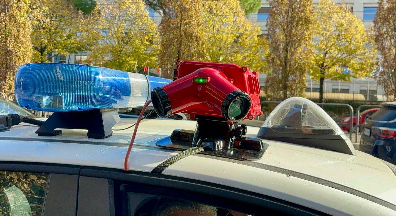 Multe a Roma, come funziona Cerbero: telecamere e IA sulle pattuglie. Nel mirino doppia fila, sosta selvaggia e non solo Multe a Roma, come funziona Cerbero: telecamere e IA sulle pattuglie. Nel mirino doppia fila, sosta selvaggia e non solo