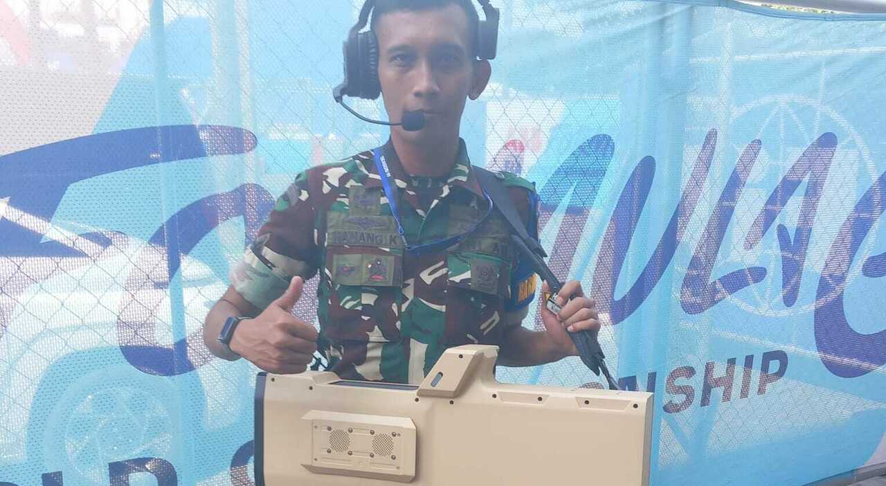 Un militare con appacchiatura anti drone che sorveglia sulla sicurazza dell'E-Prix