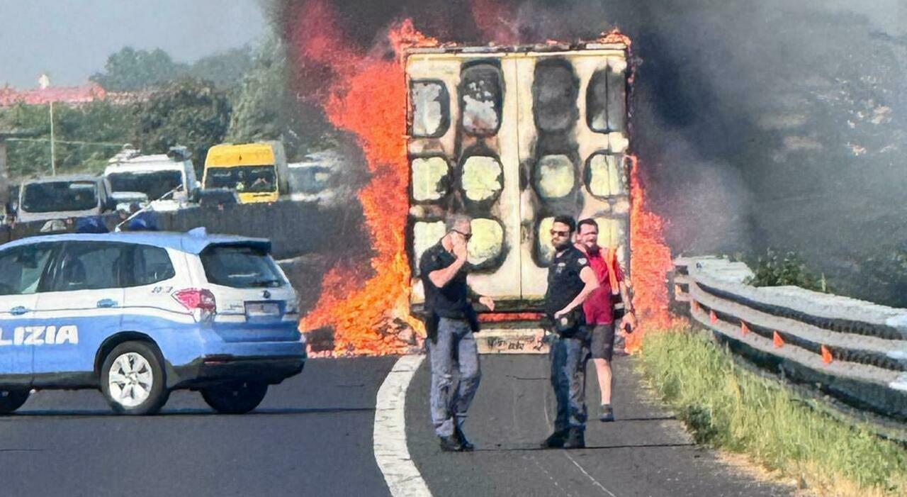 tir carico di pellet in fiamme sullautostrada a4 il camionista si salva appena in tempo tratto chiuso tra portogruaro e san stino traffico in tilt