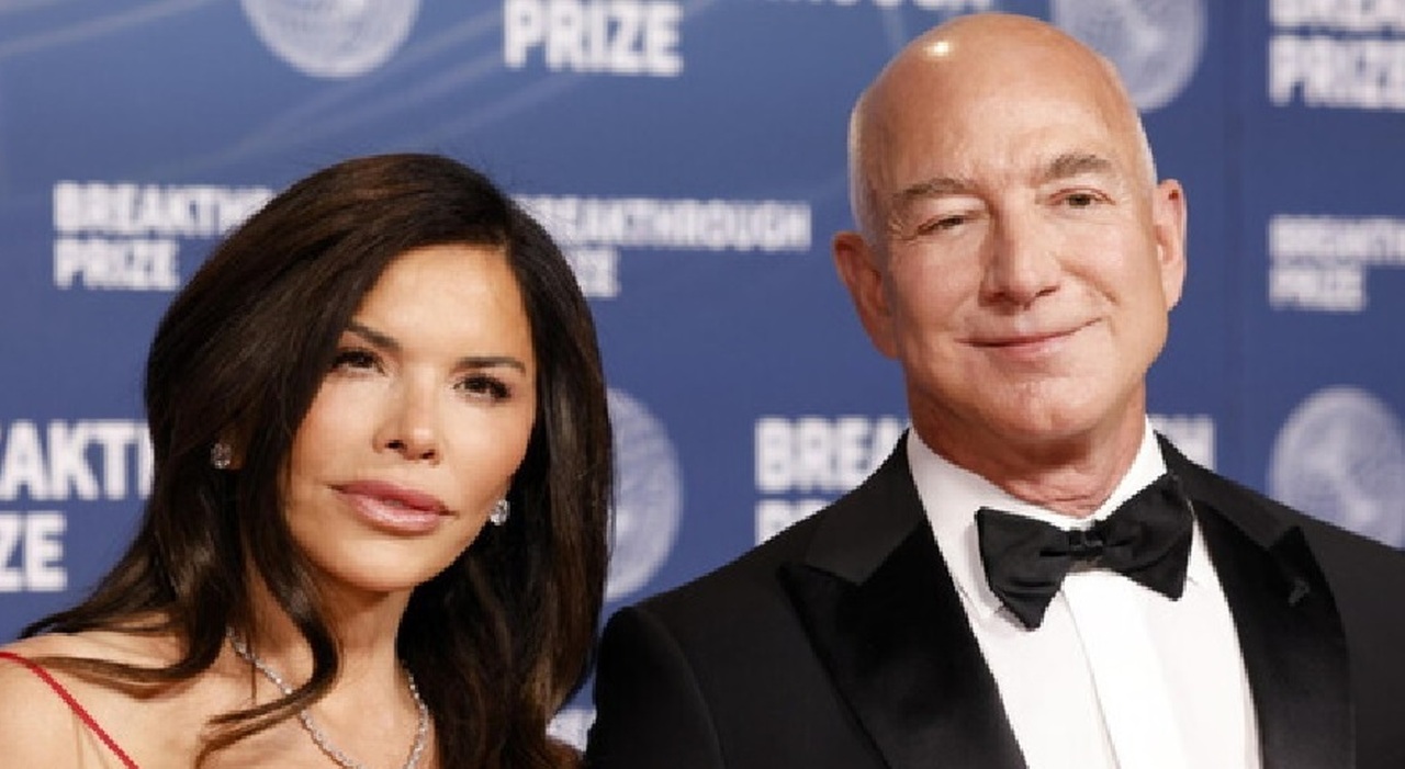Bezos come James Bond: nozze da 007 nella chiesa sconsacrata set del film, ma i veneziani lo aspettano coi gommoni pronti a bloccare tutto Bezos come James Bond: nozze da 007 nella chiesa sconsacrata set del film, ma i veneziani lo aspettano coi gommoni pronti a bloccare tutto