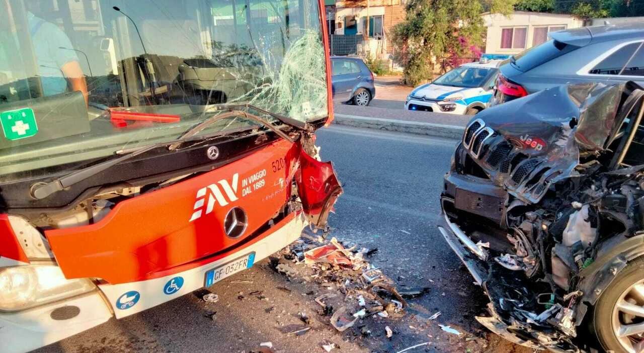 incidente a pozzuoli si scontrano autobus di linee e auto due feriti