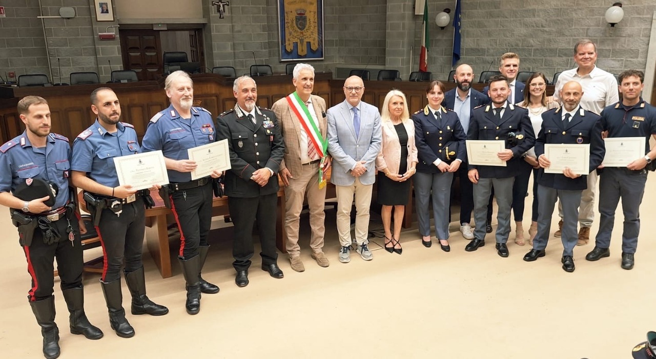 https://statics.cedscdn.it/photos/MED_HIGH/2025/06/20/8909798_20132105_bambino_salvato_poliziotti_carabinieri_premiati_cordenons.jpg