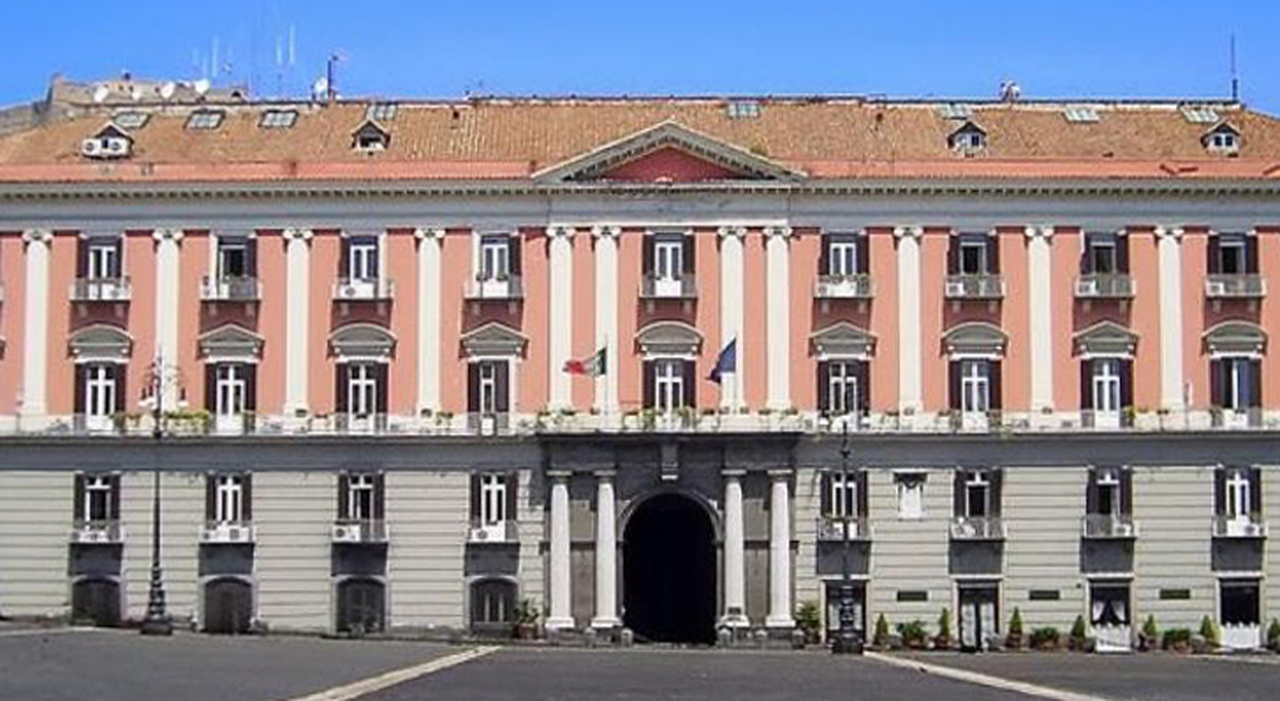 https://statics.cedscdn.it/photos/MED_HIGH/2025/06/20/8909803_20140832_prefettura_napoli_.jpg