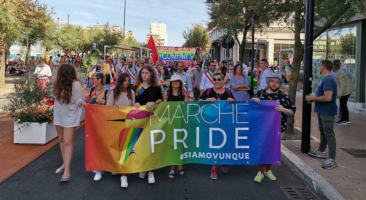Pesaro, il Pride pronto a invadere il lungomare di Pesaro, ma attenti ai divieti e alle strade chiuse Pesaro, il Pride pronto a invadere il lungomare di Pesaro, ma attenti ai divieti e alle strade chiuse