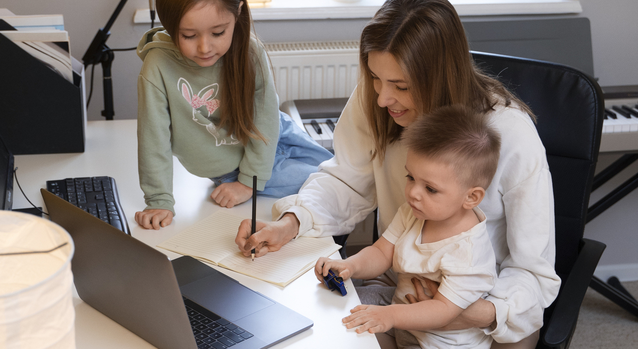 https://statics.cedscdn.it/photos/MED_HIGH/2025/06/20/8910256_20210226_full_shot_mother_working_remotely.jpg