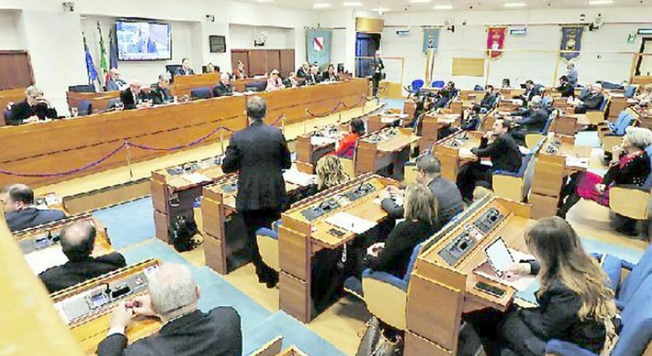 Terzo mandato, è stallo: resa dei conti De Luca Pd, Fi: «Pronti quattro nomi» Terzo mandato, è stallo: resa dei conti De Luca Pd, Fi: «Pronti quattro nomi»