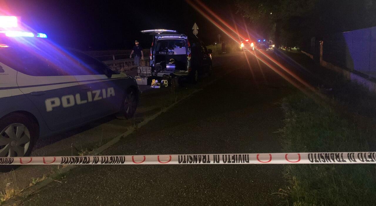 Cadavere di un giovane trovato in un canale, la polizia: «Non escludiamo nessuna pista» Cadavere di un giovane trovato in un canale, la polizia: «Non escludiamo nessuna pista»