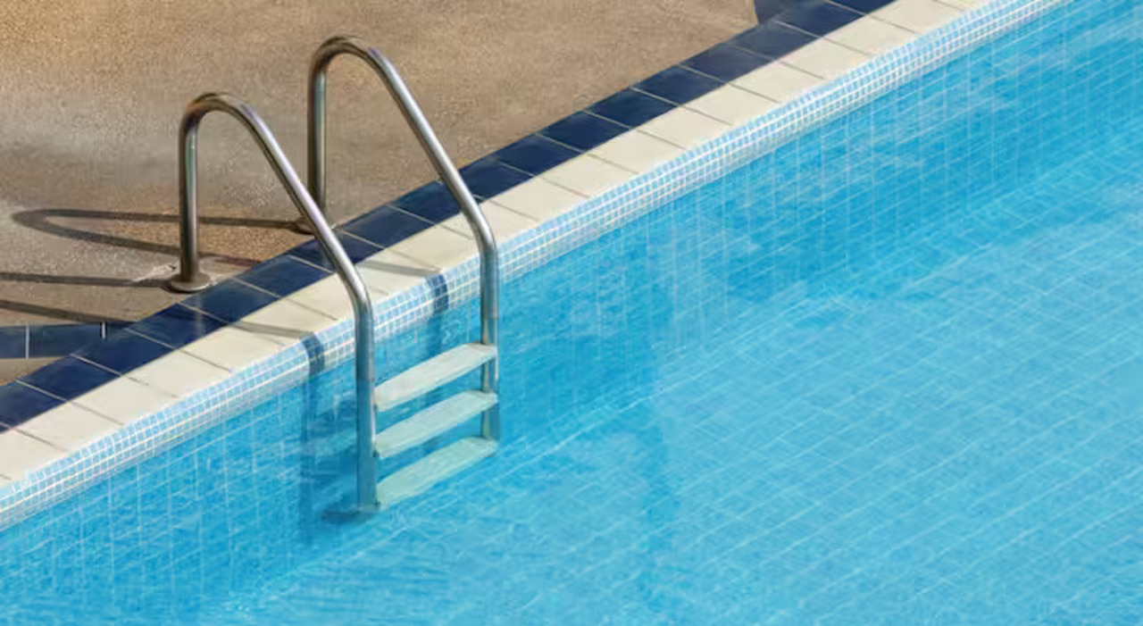 Bambino di 4 anni cade in piscina dopo esser sfuggito al controllo dei genitori: è gravissimo Bambino di 4 anni cade in piscina dopo esser sfuggito al controllo dei genitori: è gravissimo