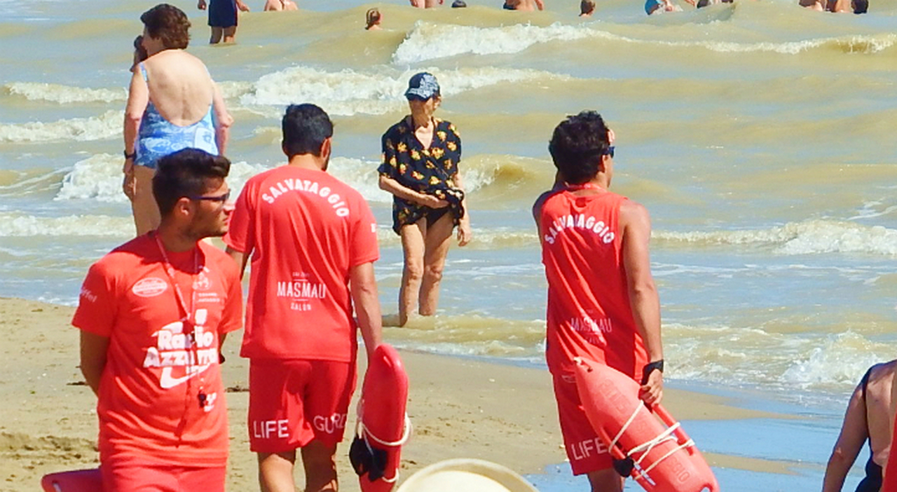 Attimi di terrore per due bambini e tre adulti che rischiano di annegare: salvataggio in extremis a Marina di Campofilone Attimi di terrore per due bambini e tre adulti che rischiano di annegare: salvataggio in extremis a Marina di Campofilone