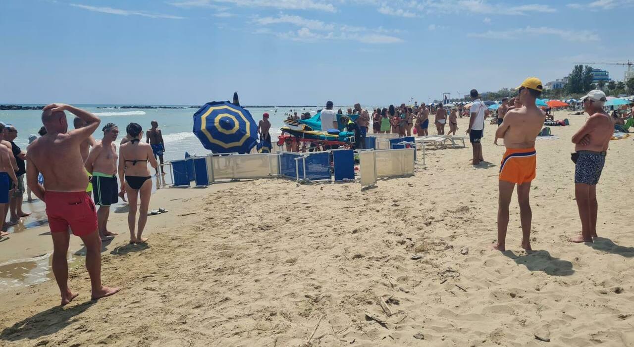 I bagnanti avvistano un corpo in mare a San Benedetto, scattano i soccorsi ma per l I bagnanti avvistano un corpo in mare a San Benedetto, scattano i soccorsi ma per l