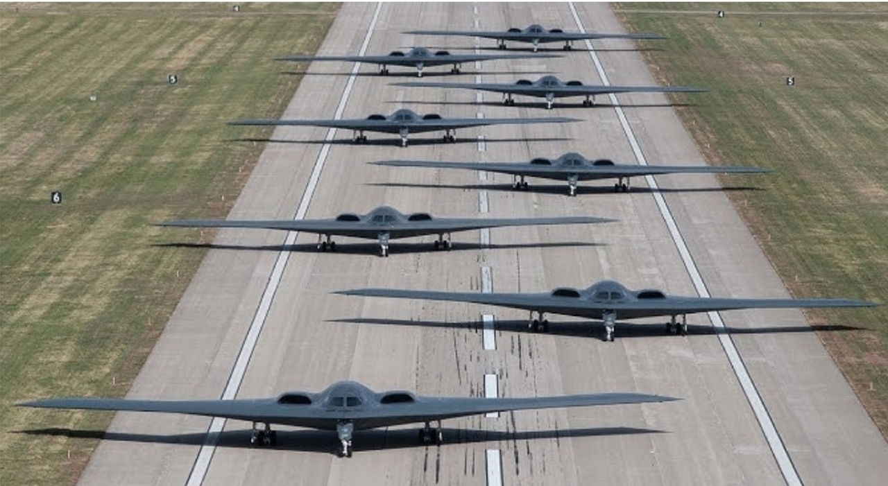 Iran, bombardieri americani B 2 spostati da Trump: Usa più vicini al conflitto. Possono trasportare le bombe anti bunker Iran, bombardieri americani B 2 spostati da Trump: Usa più vicini al conflitto. Possono trasportare le bombe anti bunker