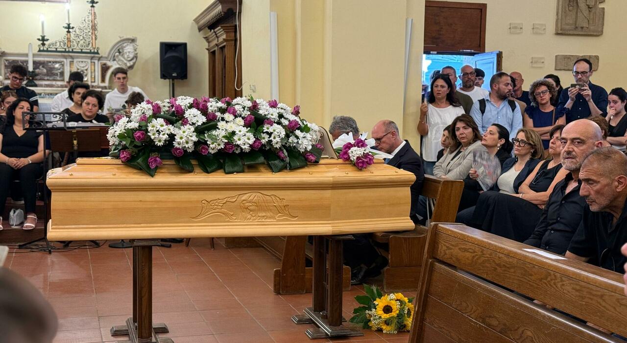 Dolore e incredultà al funerale di Teresa Sommario uccisa dal figlio Filippo Dolore e incredultà al funerale di Teresa Sommario uccisa dal figlio Filippo