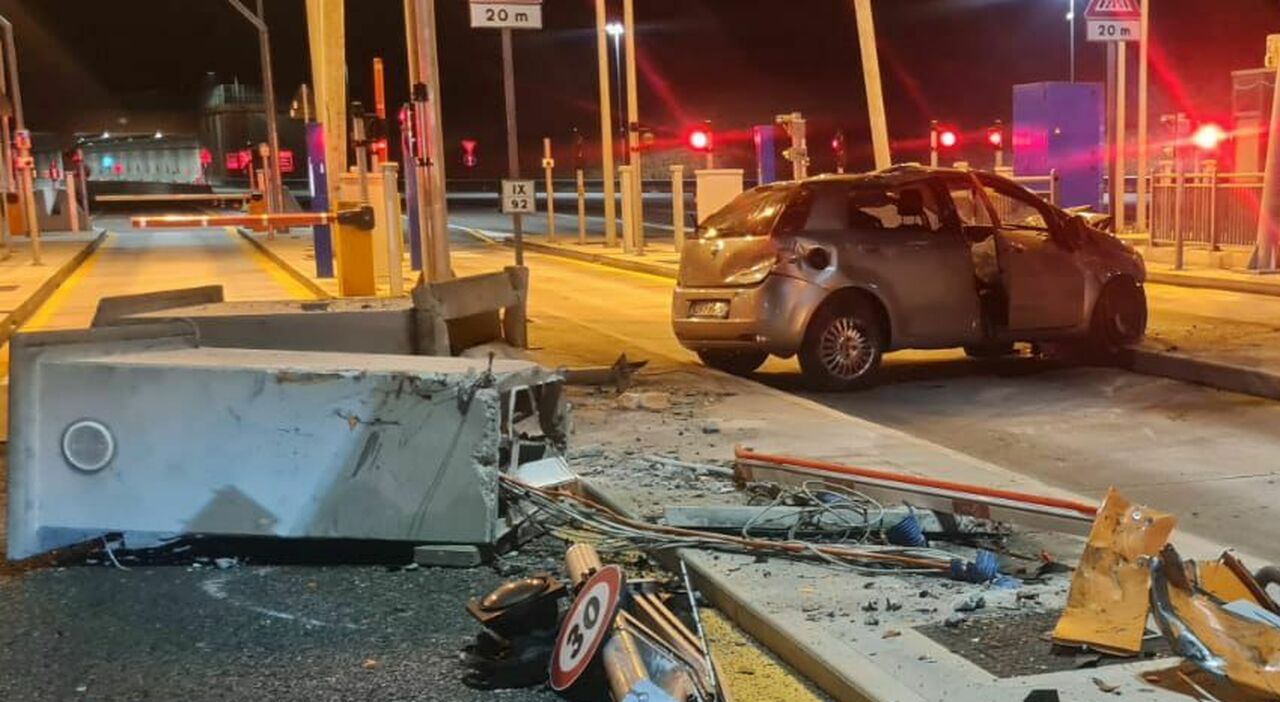 Ha un colpo di sonno e si schianta contro il casello della Pedemontana: distrutta la cassa automatica. Chiuse due corsie Ha un colpo di sonno e si schianta contro il casello della Pedemontana: distrutta la cassa automatica. Chiuse due corsie