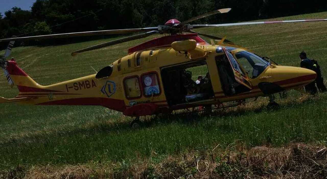 incidente sul lavoro a pesaro agricoltore finisce sotto il trattore sull ardizio 232 grave portato in eliambulanza a torrette
