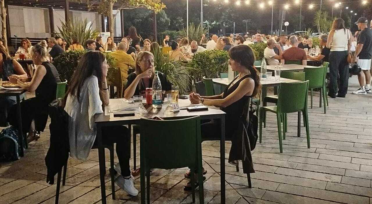 Pesaro, ristoranti della zona mare vuoti in settimana. Clienti solo dal giovedì in poi e un occhio ai prezzi. Si rinuncia a vino e dolce Pesaro, ristoranti della zona mare vuoti in settimana. Clienti solo dal giovedì in poi e un occhio ai prezzi. Si rinuncia a vino e dolce