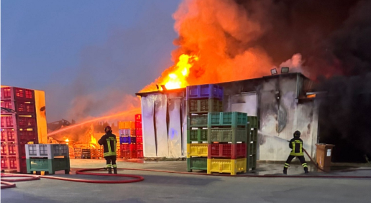 a fuoco deposito di plastica spostati i bus stp
