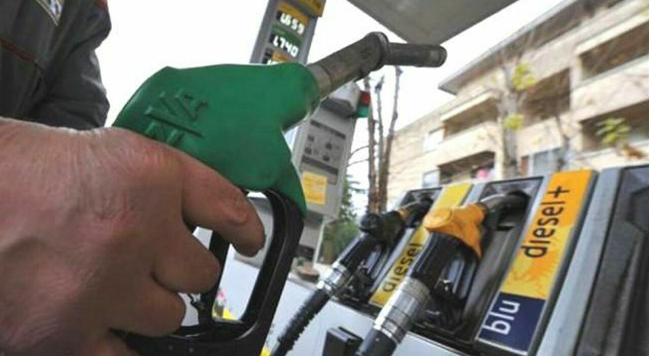 https://statics.cedscdn.it/photos/MED_HIGH/2025/06/23/8914802_23093533_benzina_gasolio_prezzi_guerra_usa_iran.jpg