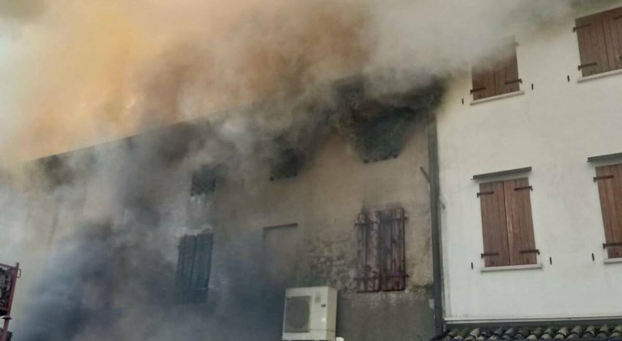 https://statics.cedscdn.it/photos/MED_HIGH/2025/06/23/8914851_23103124_camioncino_incendio_ristorante_vecchia_fattoria_cesarolo.jpg