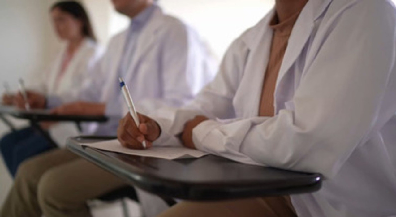 https://statics.cedscdn.it/photos/MED_HIGH/2025/06/23/8915264_23165931_test_di_medicina_date_iscrizione_semestre_aperto_sedi_scelta_oggi_23_6_2025.jpg