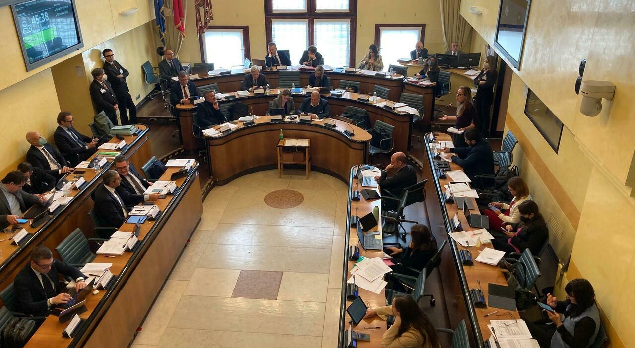 Veneto, sarà un bilancio di tagli ma niente addizionale Irpef. Calzavara annuncia «lacrime e sangue» alle categorie Veneto, sarà un bilancio di tagli ma niente addizionale Irpef. Calzavara annuncia «lacrime e sangue» alle categorie