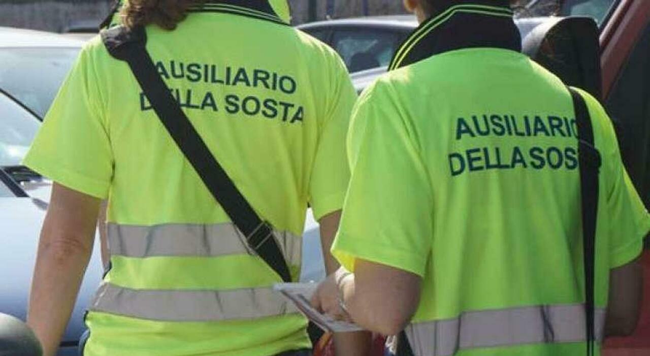 Sanzionato per la sosta non pagata, insulta e sputa in faccia all?ausiliaria. Pesaro Parcheggi e il Comune condannano il grave episodio Sanzionato per la sosta non pagata, insulta e sputa in faccia all?ausiliaria. Pesaro Parcheggi e il Comune condannano il grave episodio