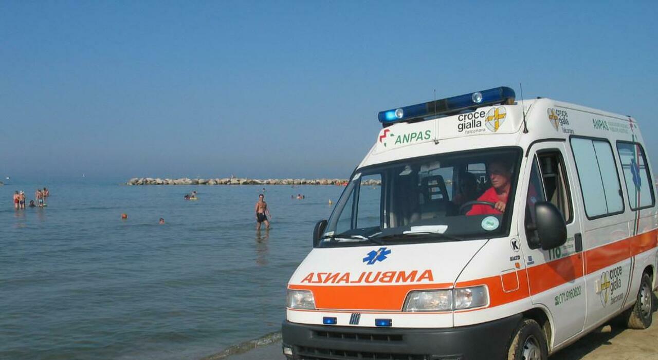 Fano, giornata da bollino nero in spiaggia. Malori fulminanti, morti due uomini: inutili i soccorsi Fano, giornata da bollino nero in spiaggia. Malori fulminanti, morti due uomini: inutili i soccorsi