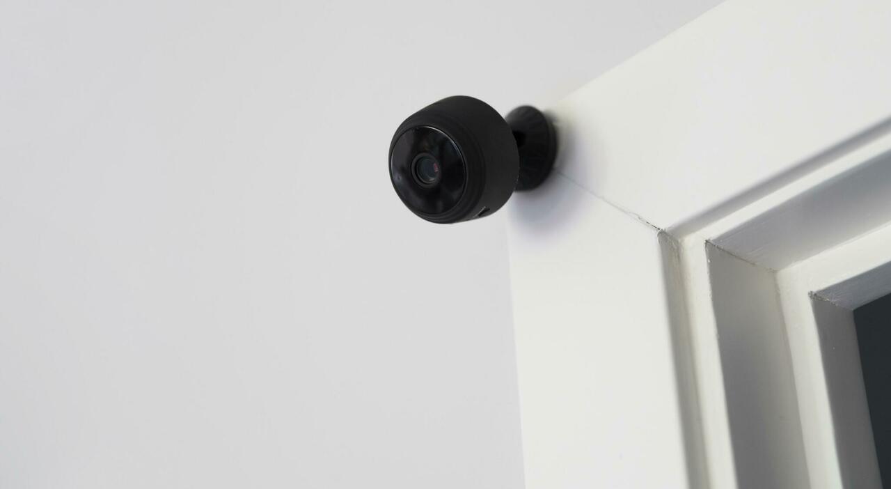 https://statics.cedscdn.it/photos/MED_HIGH/2025/06/24/8917184_24135712_house_automation_with_security_camera.jpg