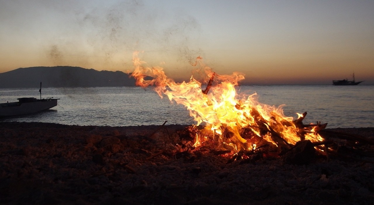 https://statics.cedscdn.it/photos/MED_HIGH/2025/06/24/8917242_24145707_spiaggia_falo.jpg
