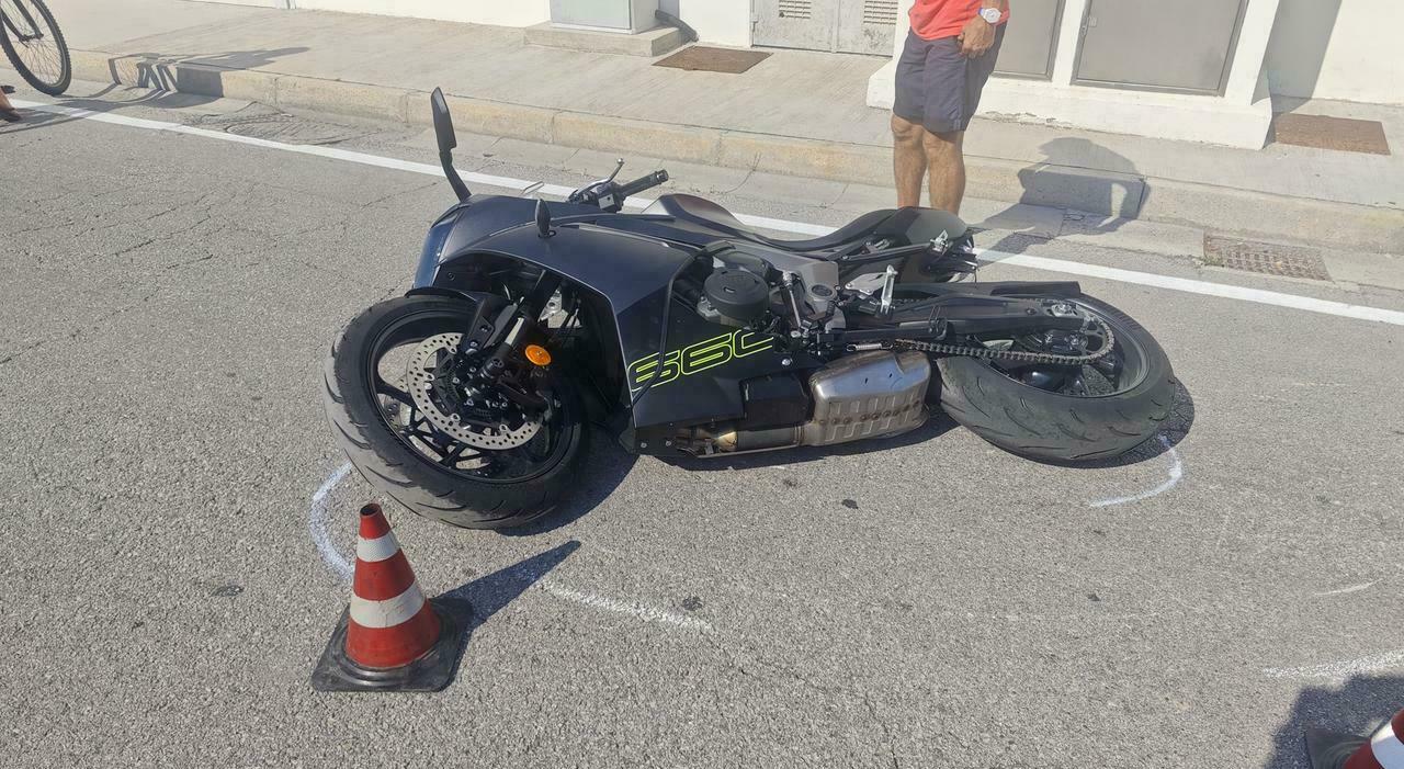 Prova la moto appena comprata: perde il controllo, sono gravi le condizioni di un 20enne di Pesaro Prova la moto appena comprata: perde il controllo, sono gravi le condizioni di un 20enne di Pesaro