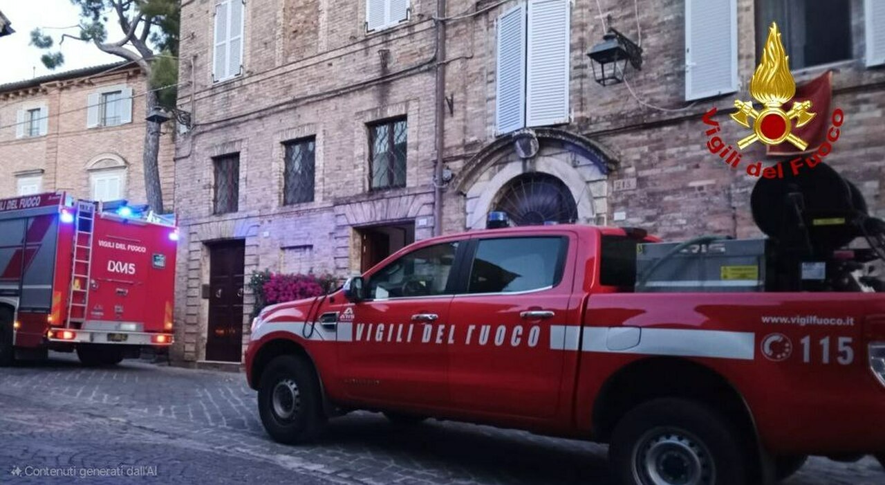 Monterubbiano, incendio in un appartamento: ecavuate due famiglie, portato in salvo un cane Monterubbiano, incendio in un appartamento: ecavuate due famiglie, portato in salvo un cane