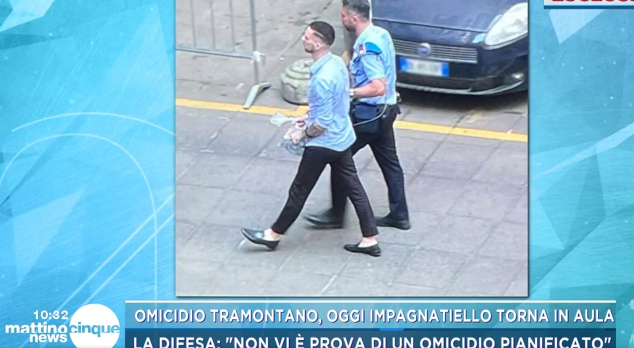 Alessandro Impagnatiello in aula con capelli rasati, camicia sbottonata e mocassini: l Alessandro Impagnatiello in aula con capelli rasati, camicia sbottonata e mocassini: l