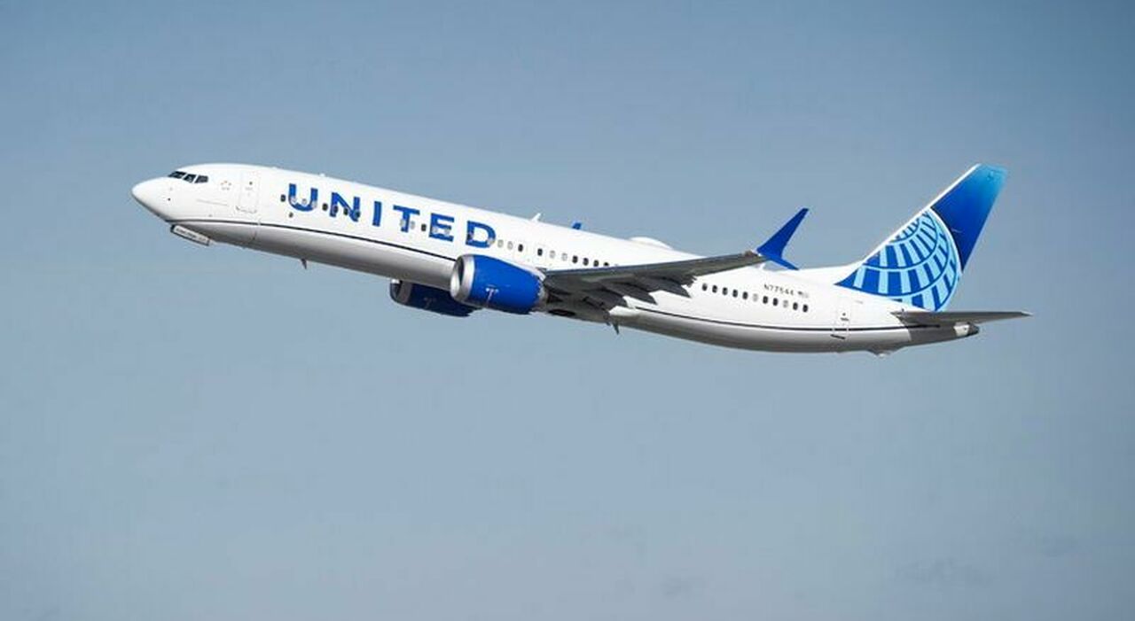 Volo United Airlines diretto a Roma perde quota: costretto all