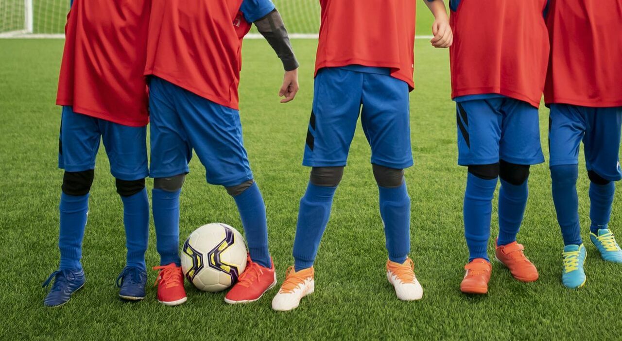 https://statics.cedscdn.it/photos/MED_HIGH/2025/06/25/8919264_25143359_papa_picchia_arbitro_partita_calcio_bambini_daspo_arezzo_oggi_25_6_2025.jpg