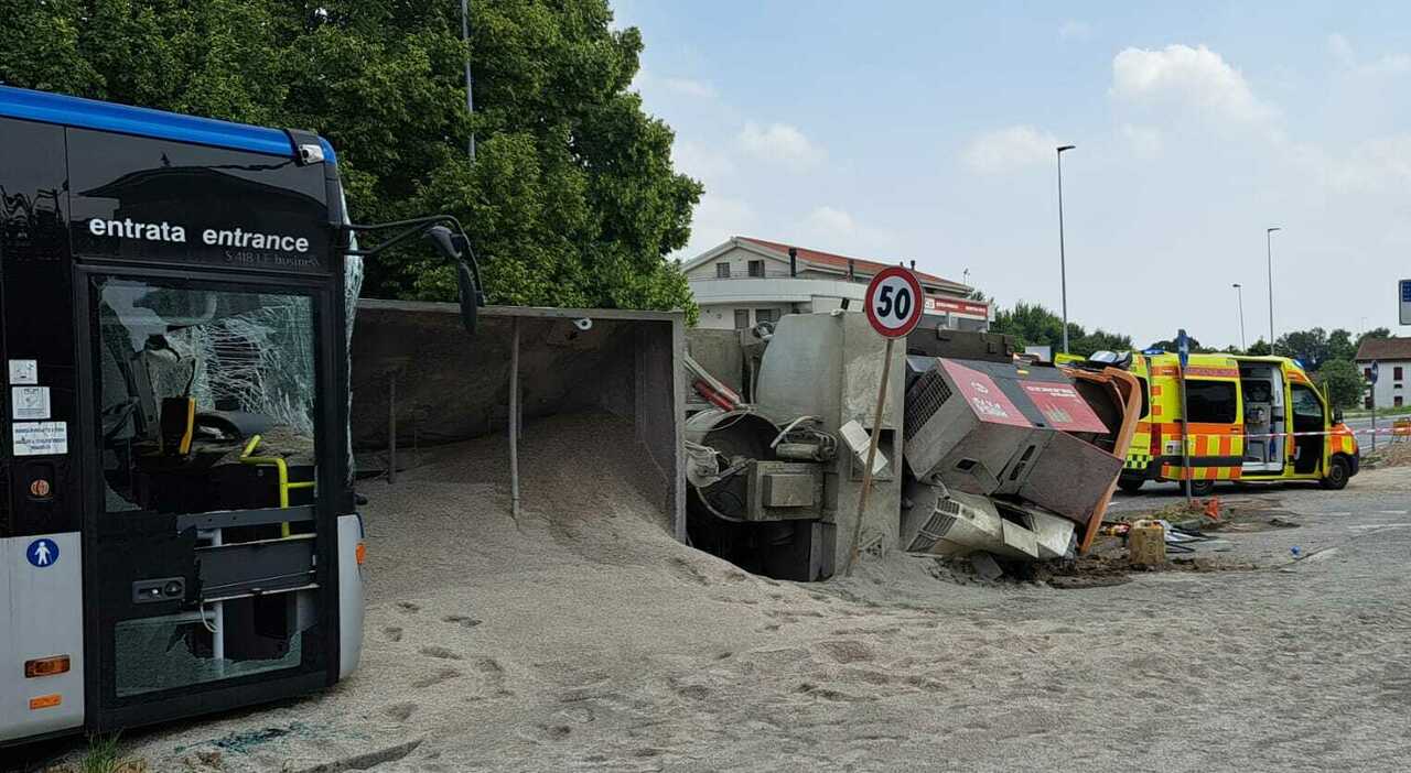 Camion con rimorchio si rovescia sopra la corriera Mom della linea Castelfranco Padova: tre feriti Camion con rimorchio si rovescia sopra la corriera Mom della linea Castelfranco Padova: tre feriti