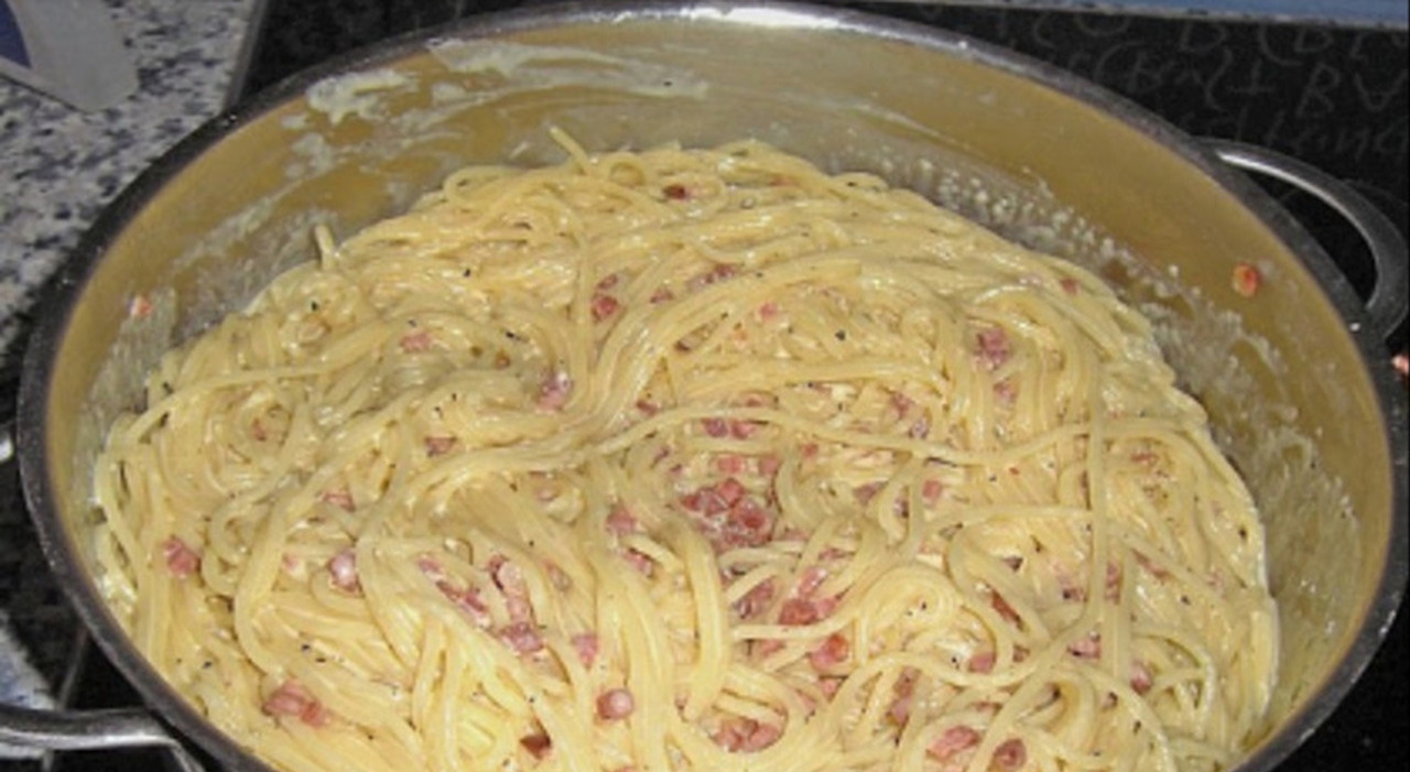 https://statics.cedscdn.it/photos/MED_HIGH/2025/06/25/8919518_25183414_taste_shaming_carbonara_con_panna_1_.jpg