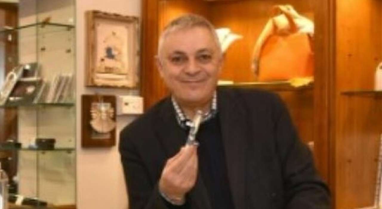Davide Gorla, negoziante ucciso a coltellate in Centro a Busto Arsizio, aggressore in fuga. Le ultime parole: «Cosa fai, sei pazzo?» Davide Gorla, negoziante ucciso a coltellate in Centro a Busto Arsizio, aggressore in fuga. Le ultime parole: «Cosa fai, sei pazzo?»