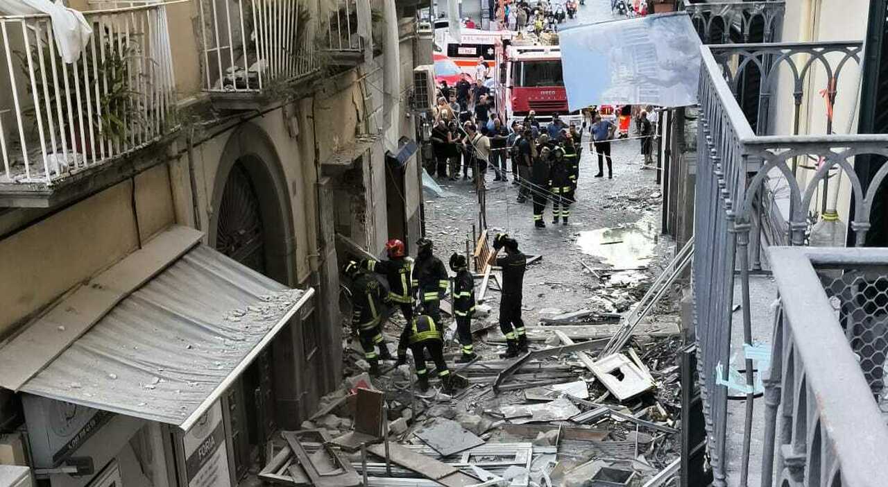 Napoli, esplosione in via Foria. Cede parte di un palazzo: un ferito grave Napoli, esplosione in via Foria. Cede parte di un palazzo: un ferito grave