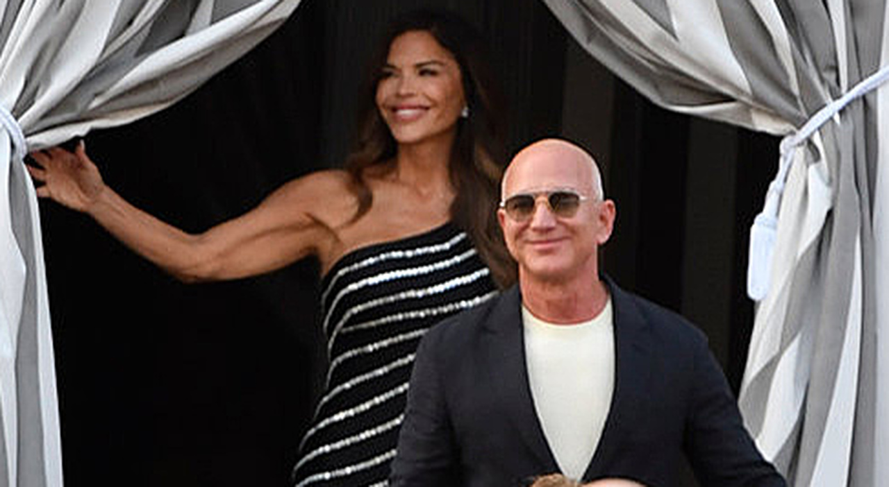 Bezos, scattano i divieti tra calli, canali e cielo. Continua il mistero dei fuochi di artificio Bezos, scattano i divieti tra calli, canali e cielo. Continua il mistero dei fuochi di artificio