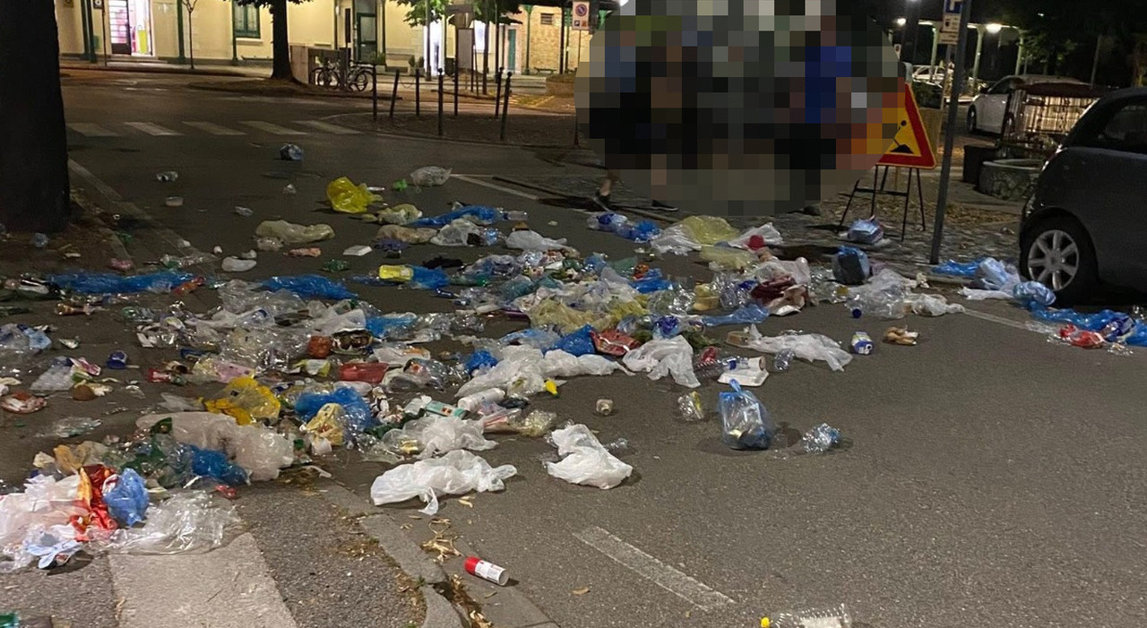 Sparge l?immondizia in strada, tenta di darle fuoco e si denuda: notte di follia Sparge l?immondizia in strada, tenta di darle fuoco e si denuda: notte di follia